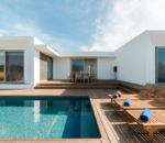 imagen de vivienda unifamiliar en una sola plata con piscina privada rodeada de tarima