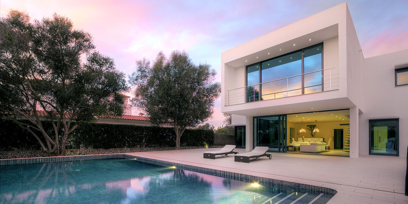 Puesta a punto de piscina con cloración salina en una casa de diseño moderno